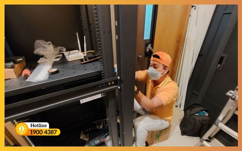 Bảo dưỡng tủ điện, máy biến áp, máy cắt, cầu dao, aptomat