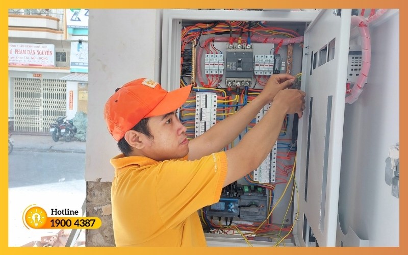 Tiến hành kiểm tra hệ thống tủ điện tổng và tủ phân phối