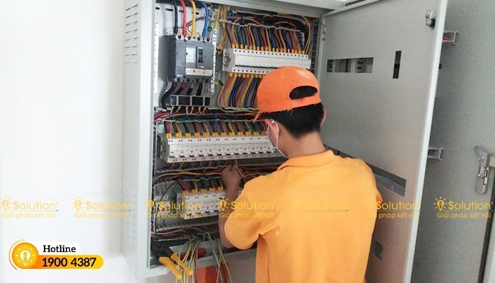 thi cong mang dien toa nha sailing 12